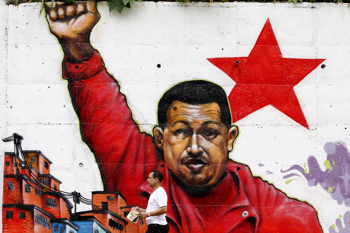 查韦斯的形象出现在委内瑞拉的各个角落，红色反美斗士形象在其支持者中深入人心。